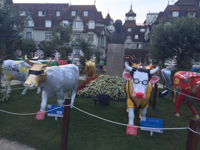 Парад коров в Каннах