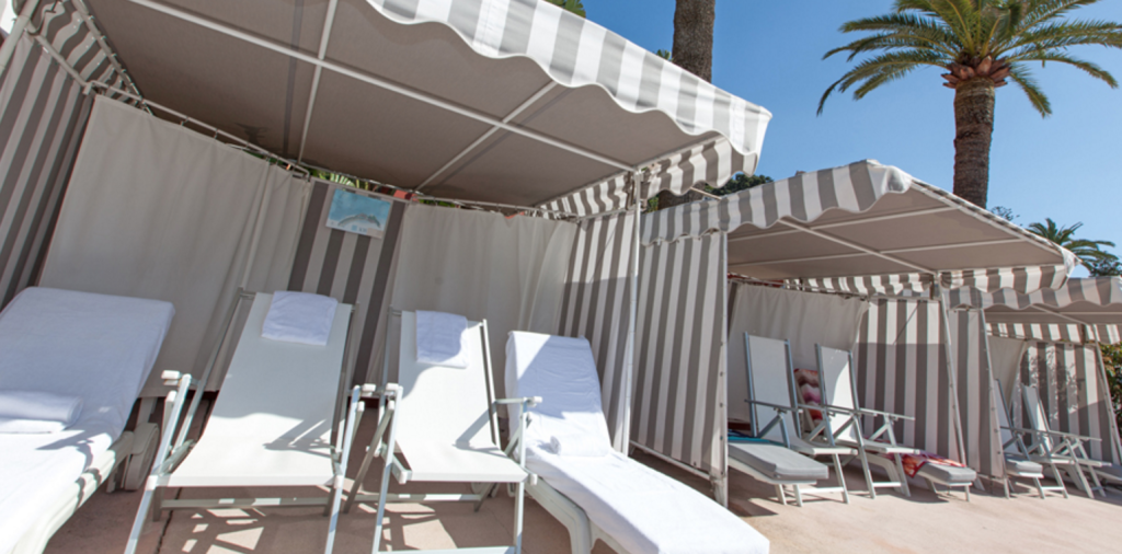 Шезлонги на пляже отеля Monte-Carlo Beach