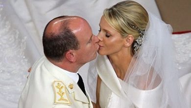 Поцелуй Альбера и Шарлен на свадьбе