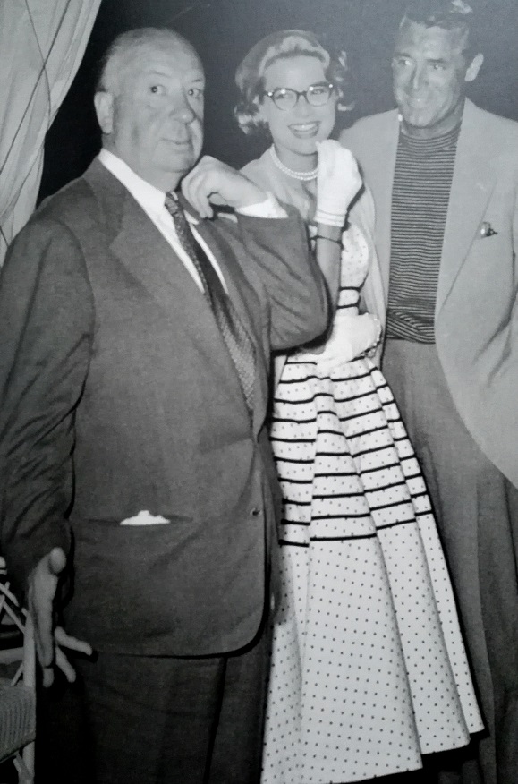 Альфред Хичкок, Грейс Келли и Кэри Грант на коктейле в честь фильма "Поймать вора" в 1954 году