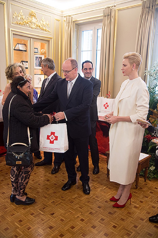 Княжеская чета в штаб-квартире Красного Креста Монако