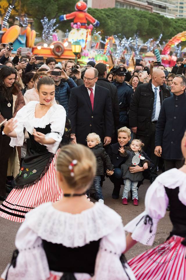 Княжеская семья посетила Рождественскую деревню