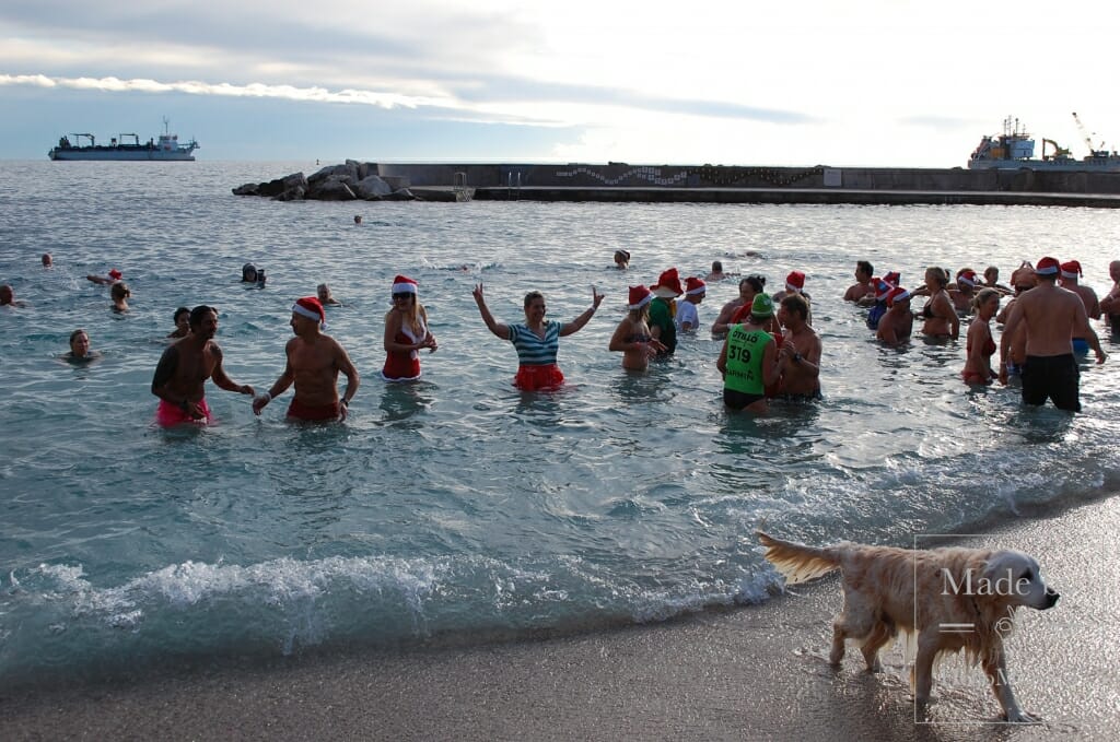 Жители Монако искупались в море перед Рождеством