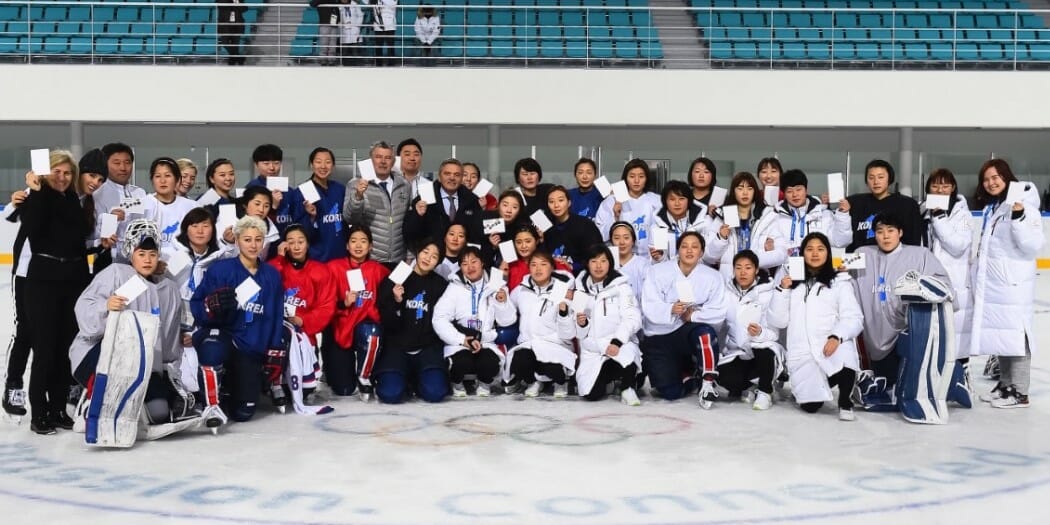 Хоккеистки Северной и Южной Кореи на фотографии Peace and Sport