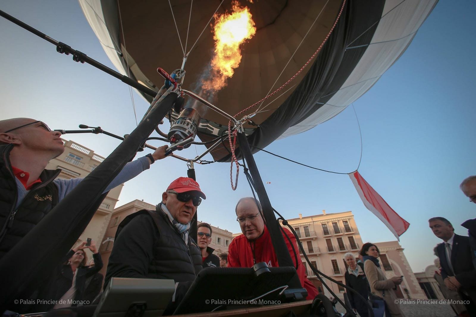 Дела княжеские: Альбер на запуске экологического воздушного шара "Jeeper" в Монако