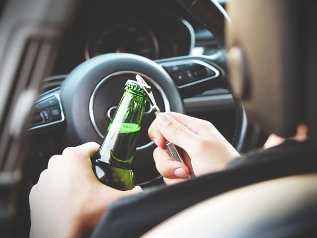 Закон и порядок: алкоголь за рулем и сбитый шлагбаум