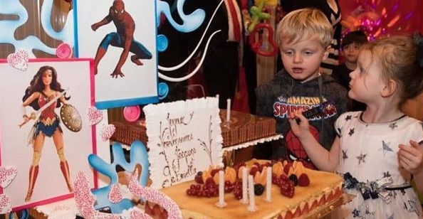 День рождения близнецов прошел в «супергеройской» атмосфере
