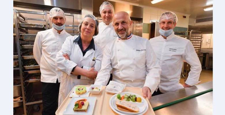 710 пациентов больницы смогли насладиться удивительным ужином, приготовленным поварами больницы под руководством шеф-повара Филиппа Жоаннеса.