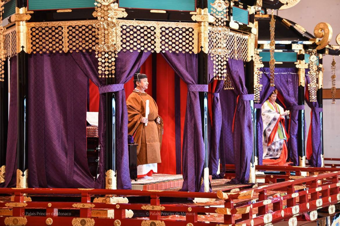 Дела княжеские: Альбер II на церемонии вступления императора Японии на престол