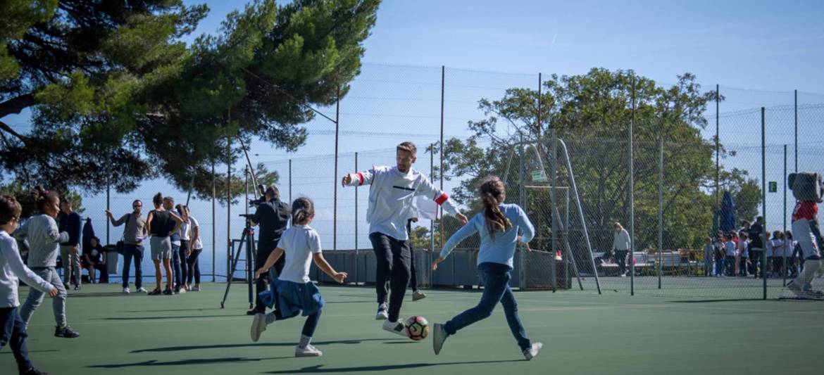 Футболисты ФК "Монако" встретились с детьми в Ла Тюрби