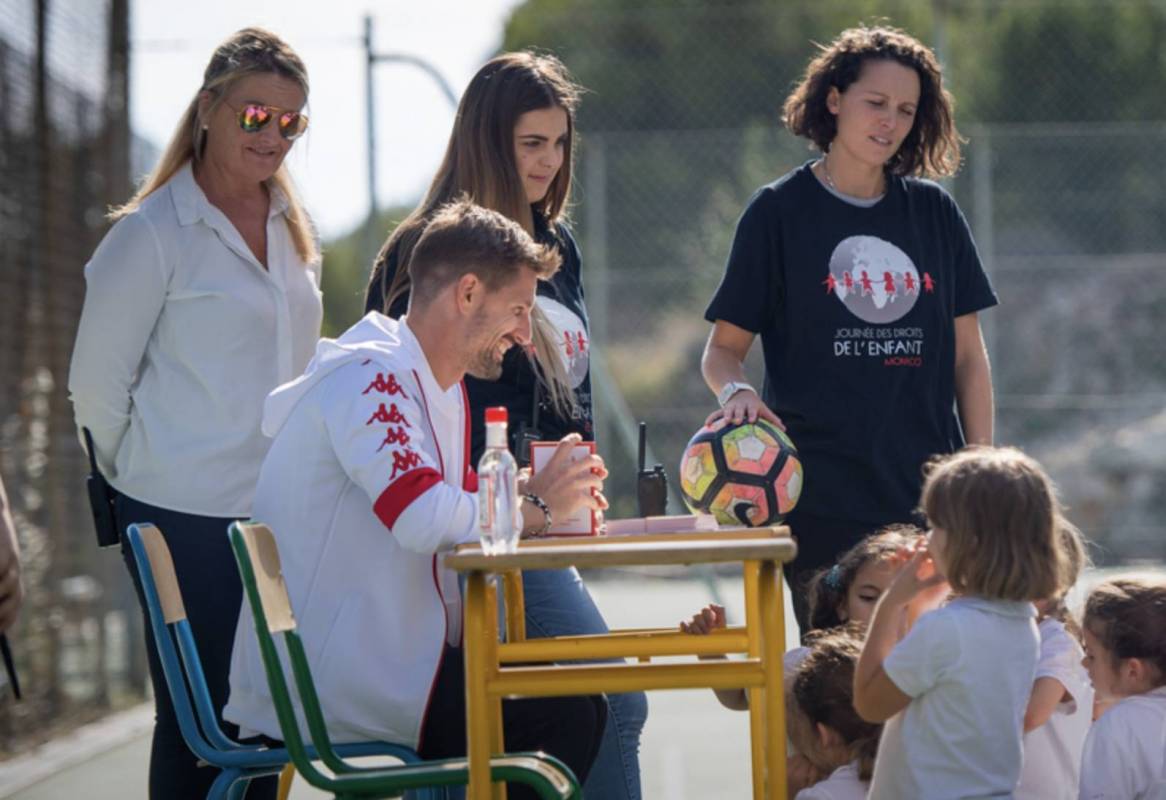 Футболисты ФК "Монако" встретились с детьми в Ла Тюрби