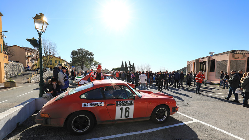 Историческое ралли Монте-Карло: “дефиле” легендарных гоночных автомобилей в Монако
