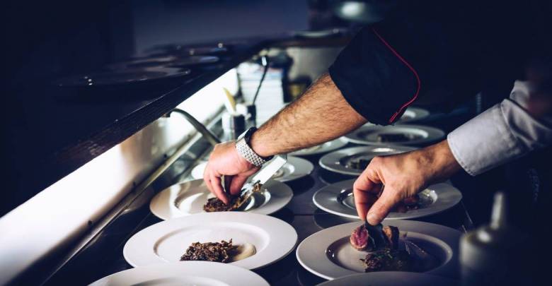 Шеф-повар "звёздного" ресторана готовит для персонала госпиталя