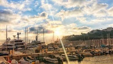 Суперъяхта известных миллиардеров находится на карантине в порту Монако