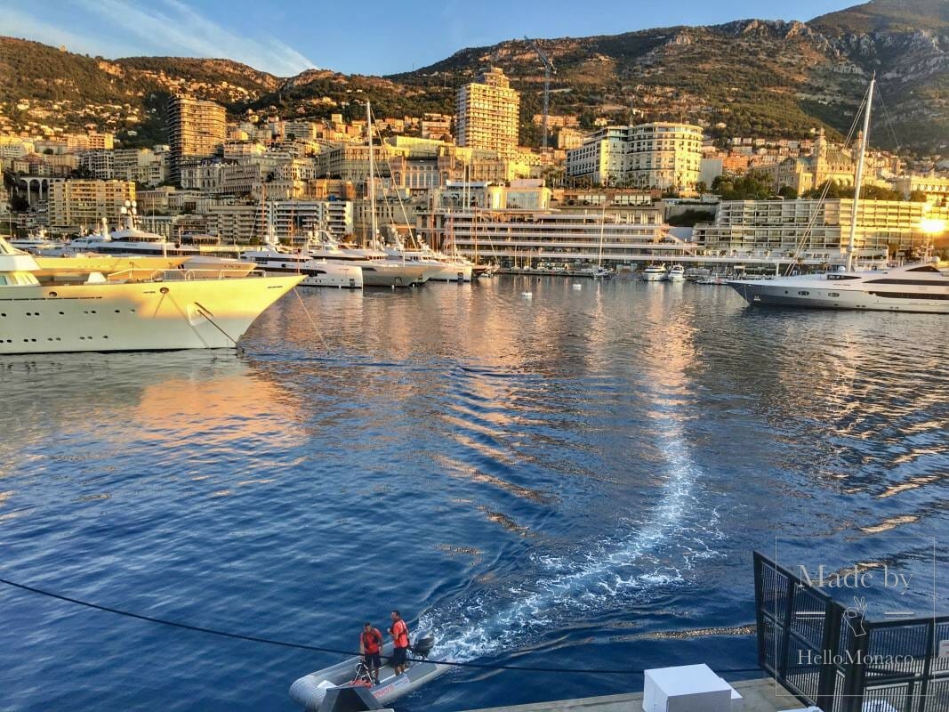 Суперъяхта известных миллиардеров находится на карантине в порту Монако