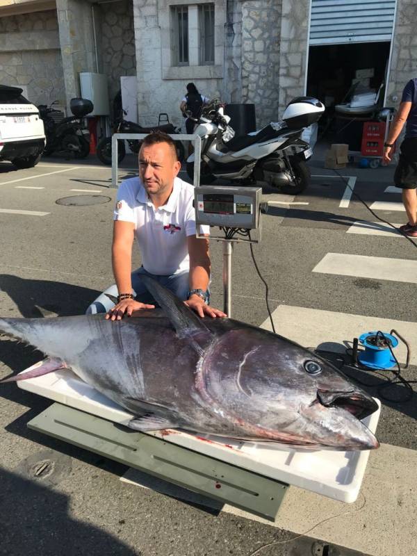 Невероятный улов: рыбак из Монако выловил тунца весом 113 кг