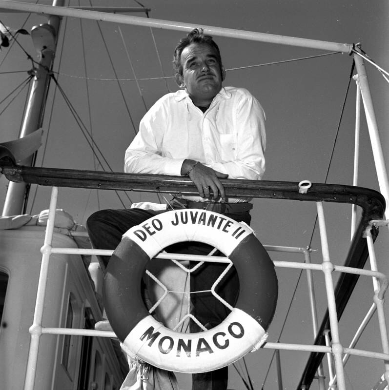 Князь Ренье на борту яхты Deo Juvante II во время круиза на Корсику и Сардинию. 1955 год @Archives du Palais Princier de Monaco - Picedi